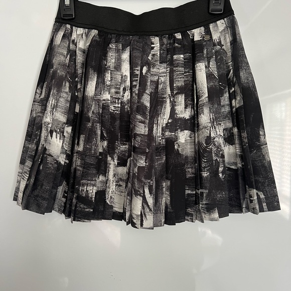 NWT Guess Pleated Mini Skirt- Black White and Gray-SZ Small - Picture 1 of 6